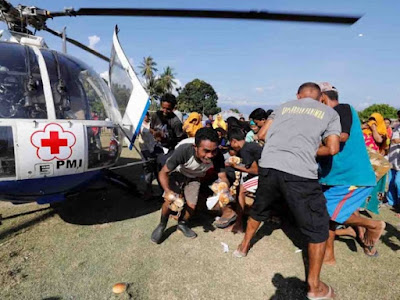 Llega ayuda internacional a Indonesia tras terremoto y tsunami