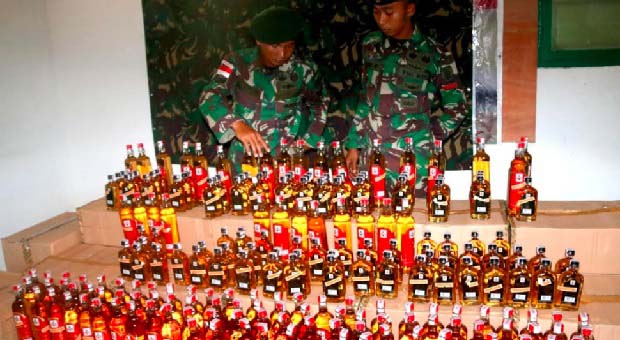 TNI Amankan 2.040 Botol Miras Illegal di Perbatasan RI-PNG