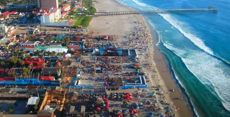 Evento de Baja Beach Fest junto a la Playa de Rosarito