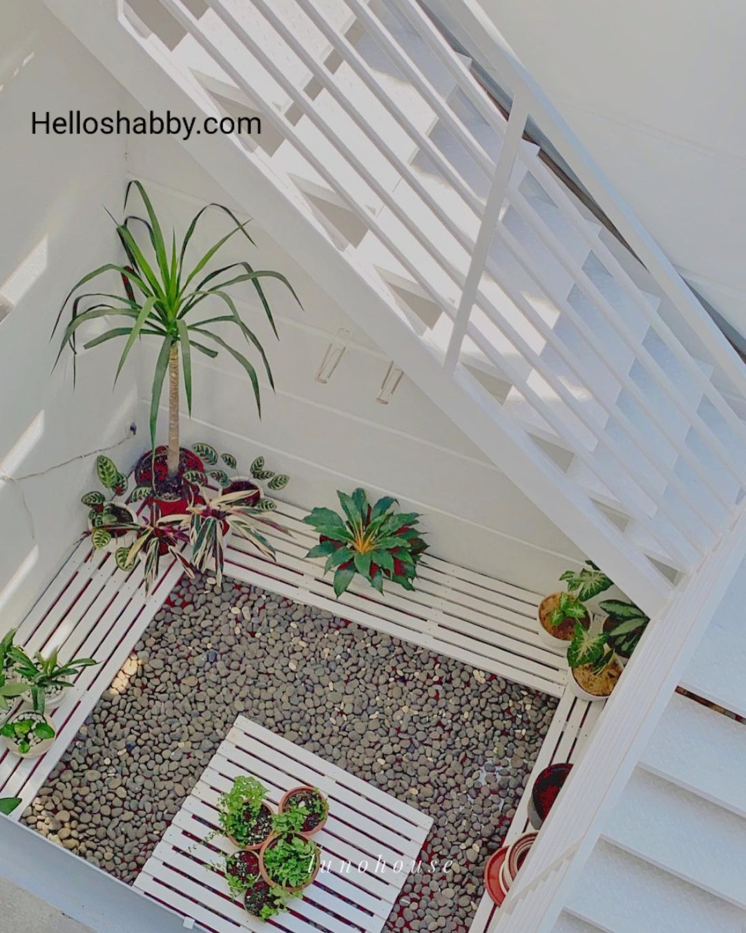 6 inspirasi Desain Taman di Bawah Tangga Bikin Rumah Makin Segar