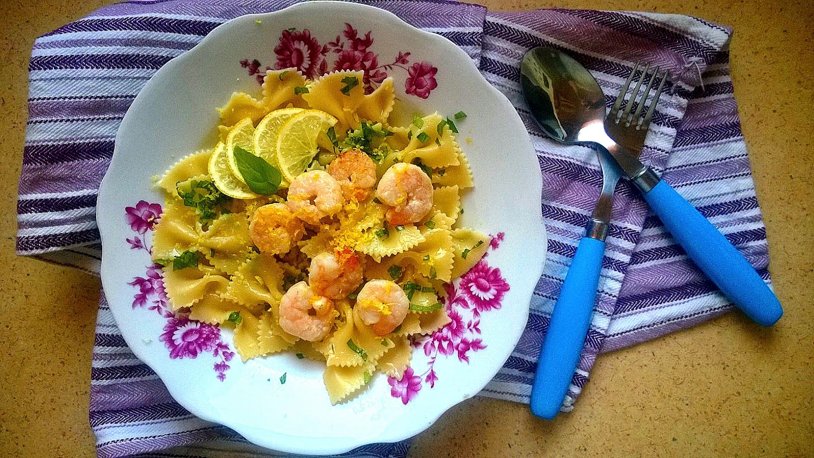 Love, wining & dining Makaron z krewetkami, miętą, czosnkiem i cytryną