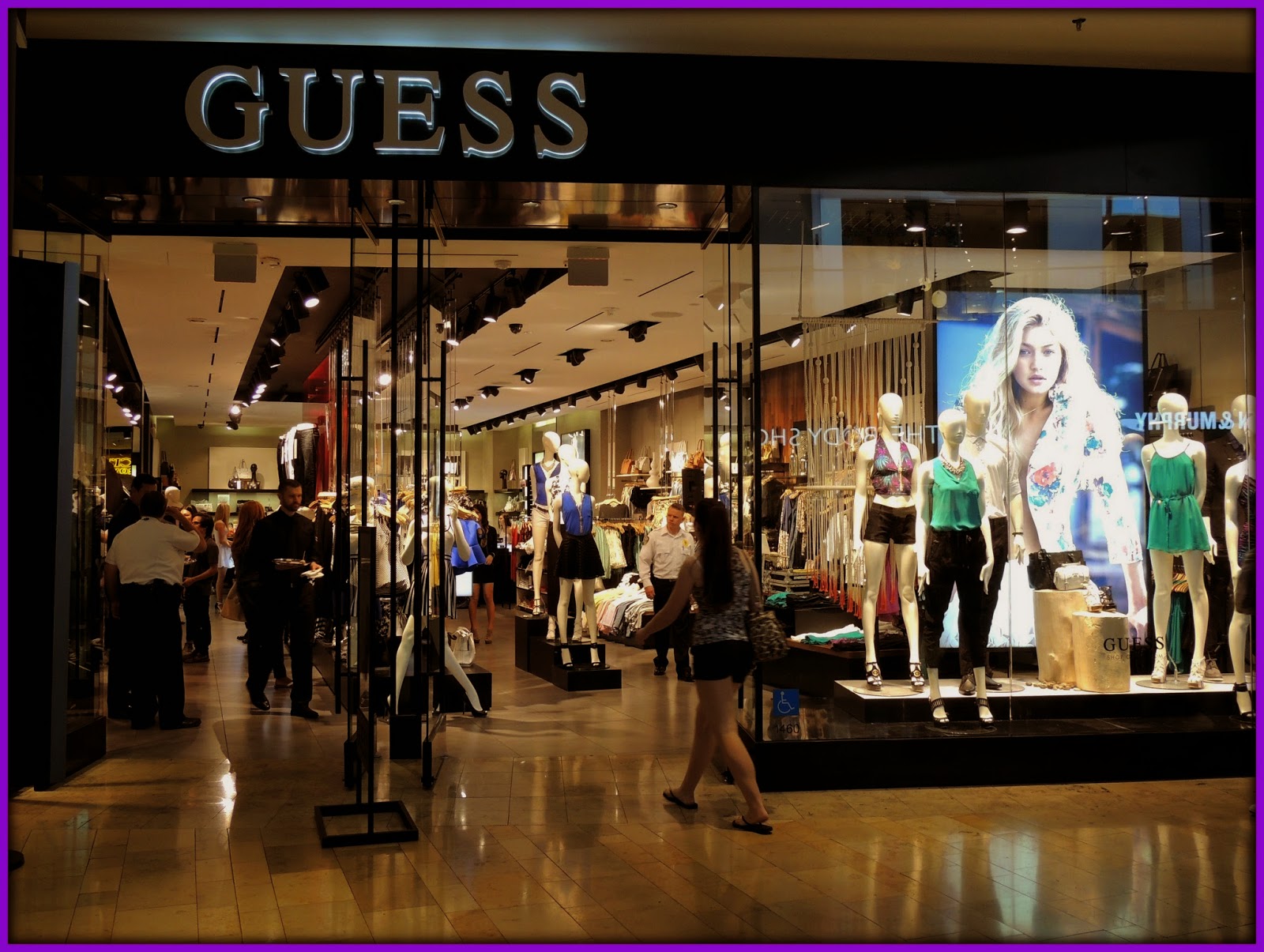 магазин guess метрополис. Guess аутлет. Guess одежда. Guess outlet белая дача. Guess магазины аутлет.