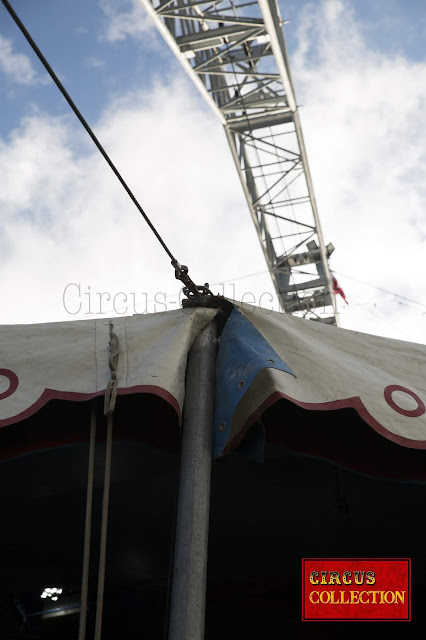 vue d'un detail du chapiteau du Cirque Knie 