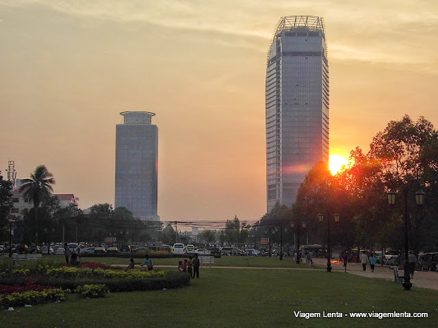 Cena de Phnom Penh ao entardecer