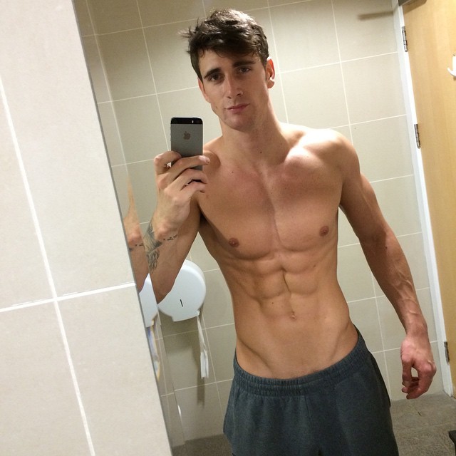 hot-fit-shirtless-guy-abs-selfie