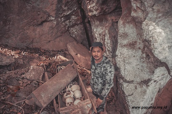 Peti Kayu berisikan Tengkorak Manusia di Gua Kampung Penggoli Pamona Timur, Kab Poso