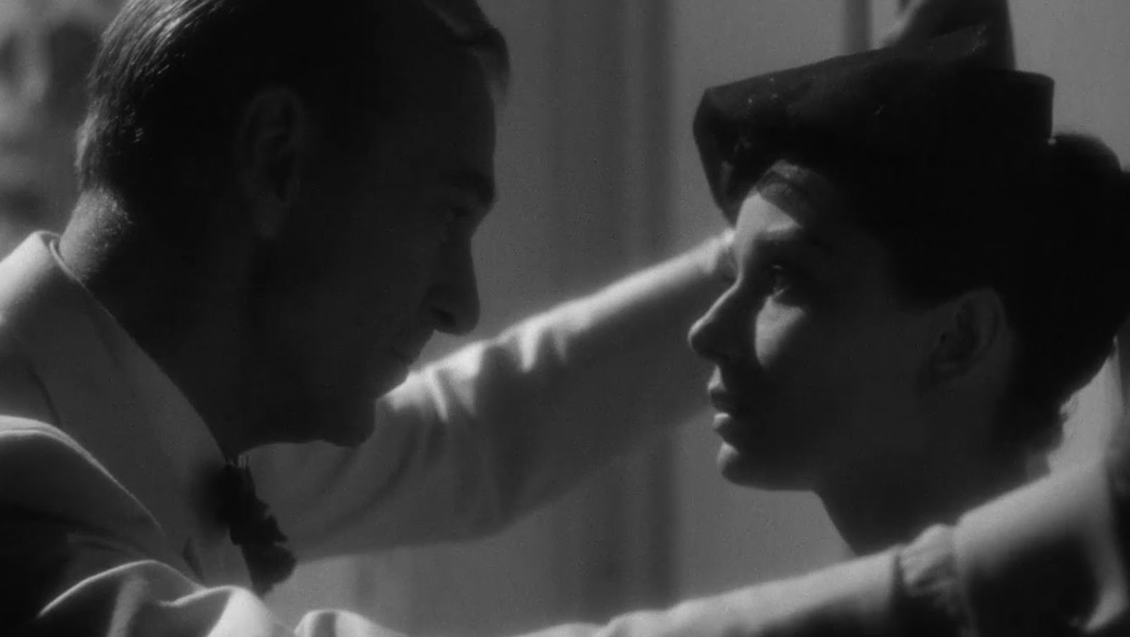 одри хепберн любовь после полудня. от брака до любви дорама 2020 китай. джозеф гордон-левитт фильмы 500 дней лета. Unreal, сериал, 2015–2018. дорама под венец без свиданий корея.