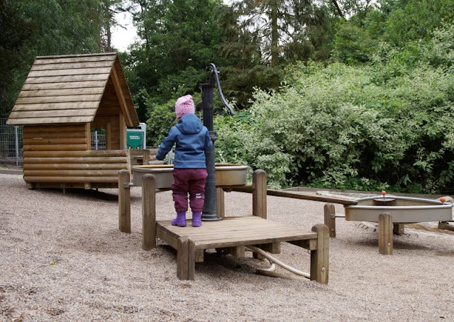 Phantastische Vögel aus aller Welt: Unterwegs im Weltvogelpark Walsrode (+ Verlosung). Im Vogelpark gibt es für Kinder tolle Spielplätze, z.B. den Wasserspielplatz.