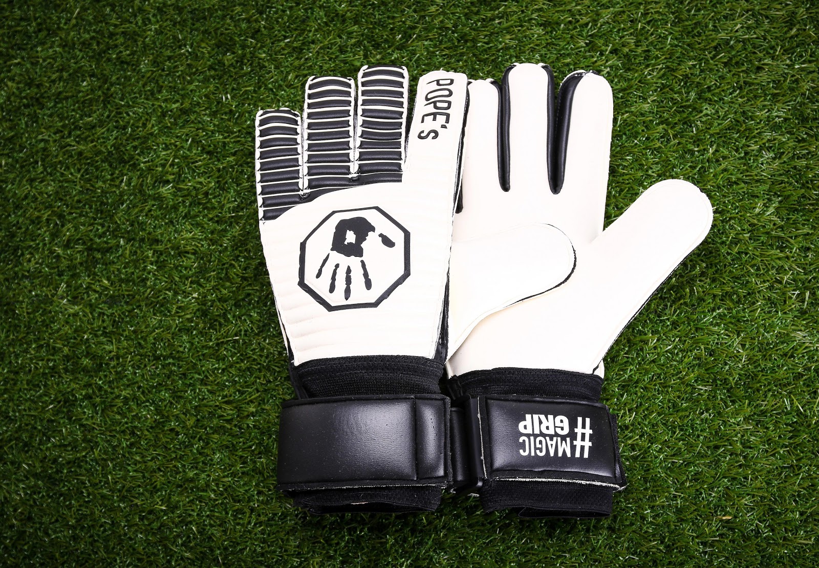 "Pope's Gloves" Here Is Which Goalkeeper Gloves Schalke's Nübel