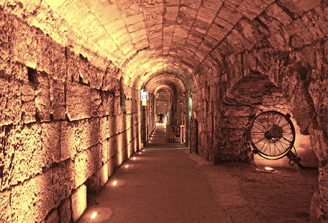 Тоннель вдоль Западной стены