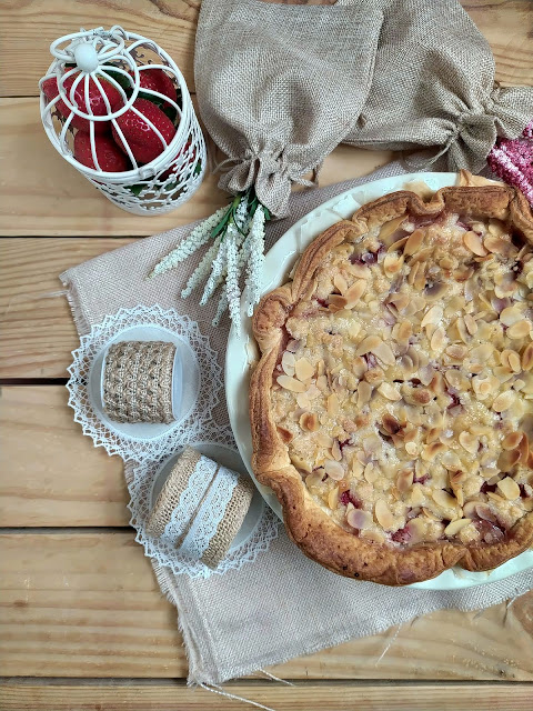 Receta de tarta de queso mascarpone con fresas y crumble de almendras. Tarta sbriciolata. Cheesecake. Postres para el día de la madre. Hojaldre Lidl Horno Cuca