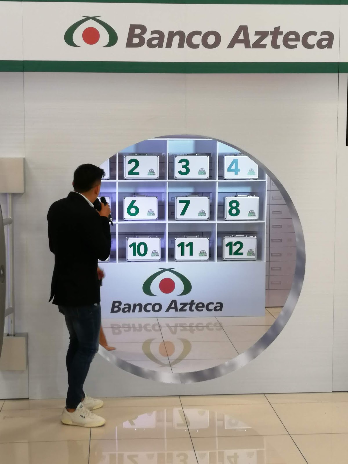 BANCO AZTECA... PRESENTA... LA BOVEDA REGALONA