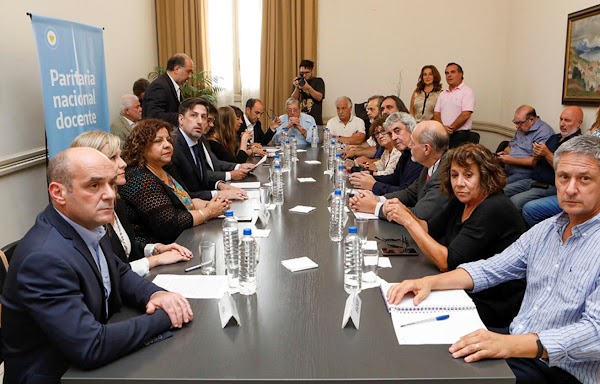 El Gobierno nacional acordó con los docentes y el salario mínimo será de $23 mil El Gobierno nacional acordó con los docentes y el salario mínimo será de $23 mil