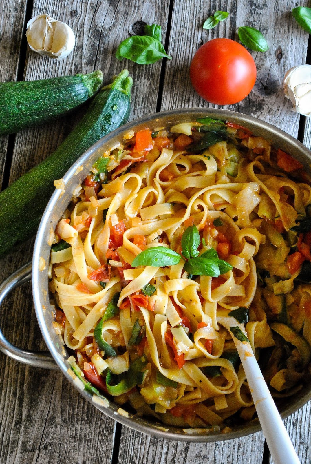 Tagliatelle pasta with tomatoes and zucchini VeganSandra