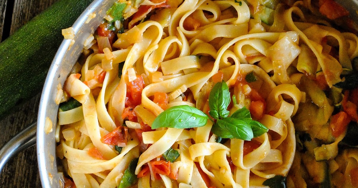 Tagliatelle pasta with tomatoes and zucchini VeganSandra
