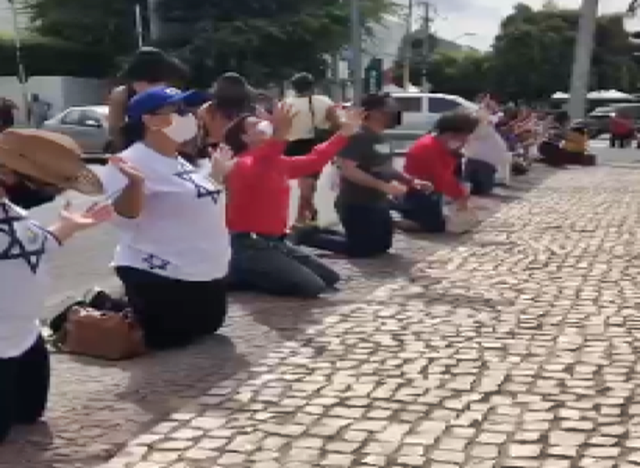 Empresários e evangélicos fazem manifestação em Juazeiro contra o decreto estadual de restrições