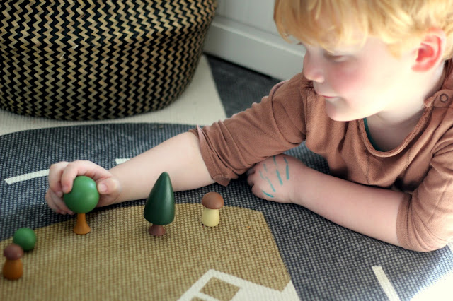 Nativity Stakes Jpg 1 067 1 600 Pixels