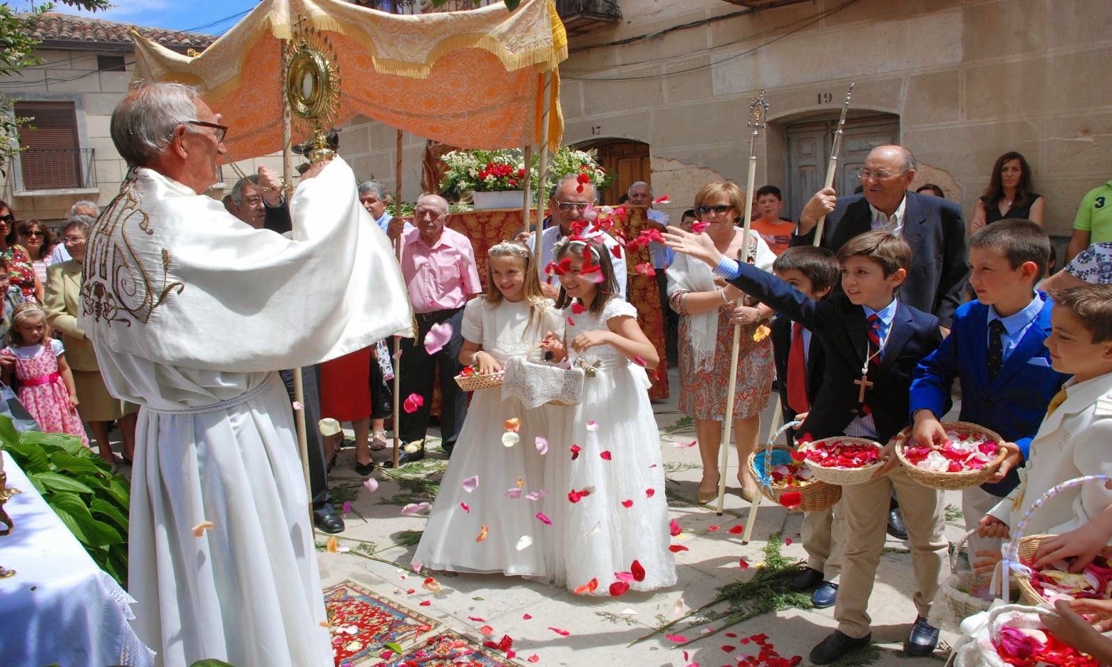 http://sotiblog.blogspot.com.es/2014/06/la-procesion-del-corpus-en-imagenes.html