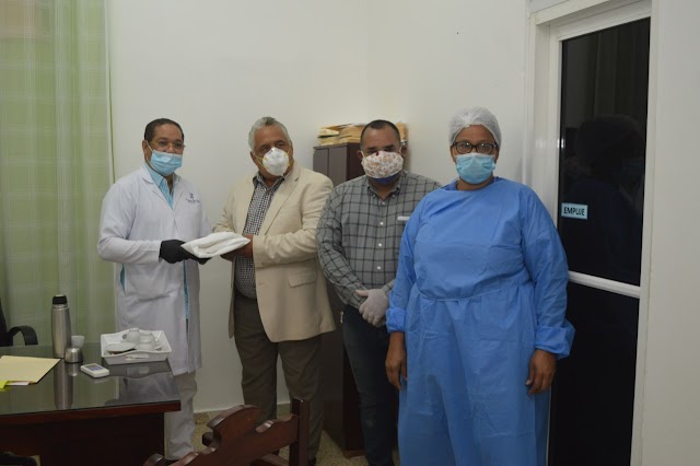 COOPFENATRASAL dona trajes de bioseguridad para protección personal Hospital Dr. Armida Garcia La Vega