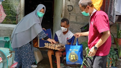 Jelang Idul Fitri, Gema Sehat Juken BKKBN Sumbar Bagi-Bagi Sembako untuk Kaum Dhuafa di Padang