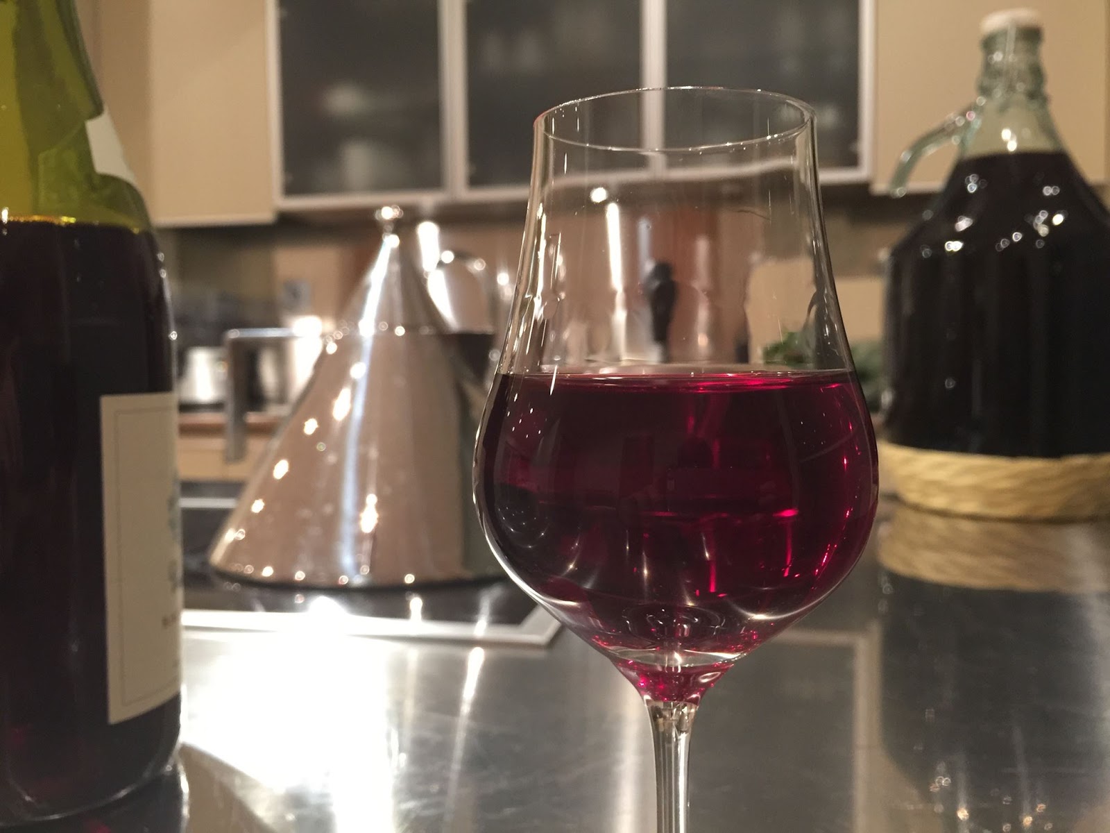 Ферментация вина. Вино брожение. Процесс брожения вина. Темно красное вино бродит.