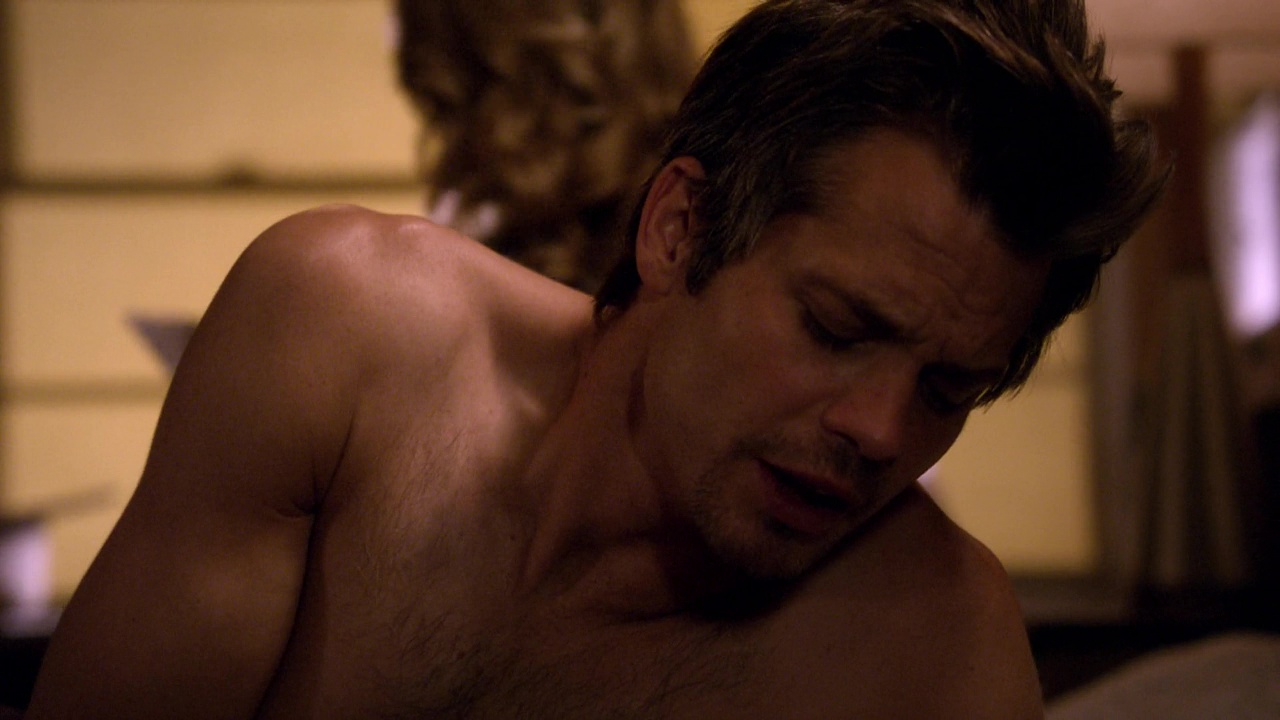 Timothy Olyphant shirtless in Justified 1-06 "The Collection" .