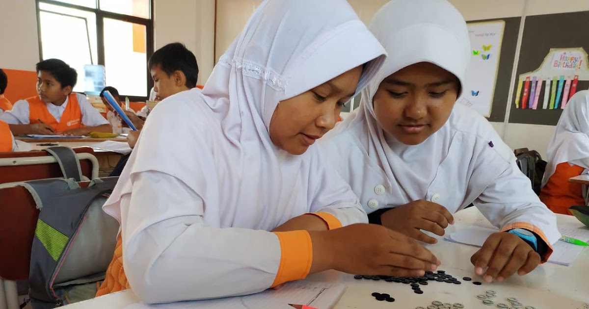 Anak Kelas 6 Memanfaatkan Kancing Sebagai Media Belajar Matematika - SD