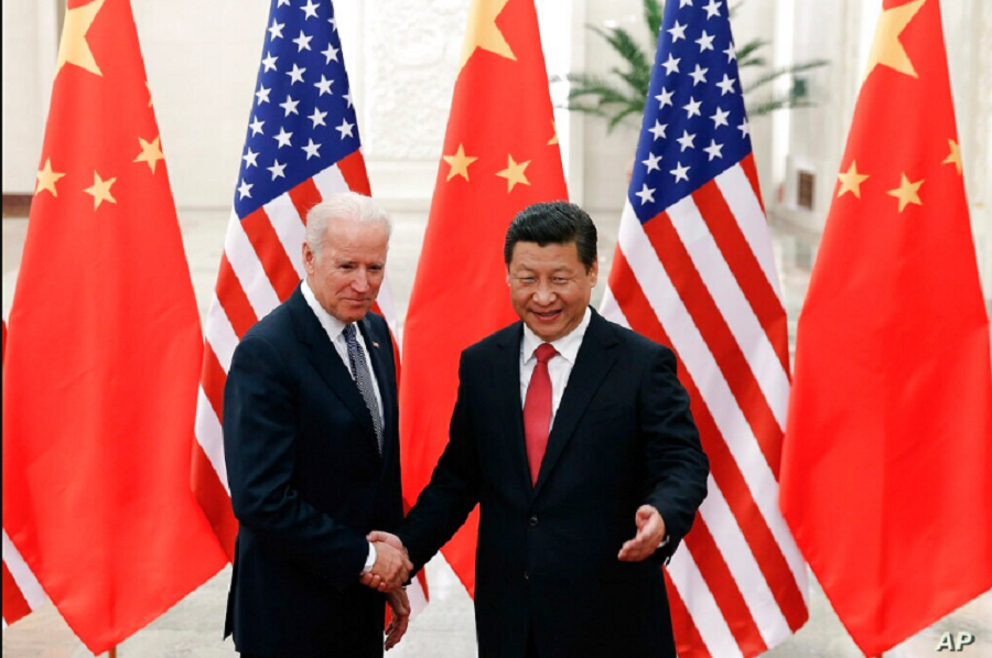 Fotografía de archivo del 4 de diciembre de 2013 del presidente chino Xi Jinping estrechando la mano del entonces vicepresidente de Estados Unidos ,Joe Biden, en el Gran Salón del Pueblo en Beijing / AP