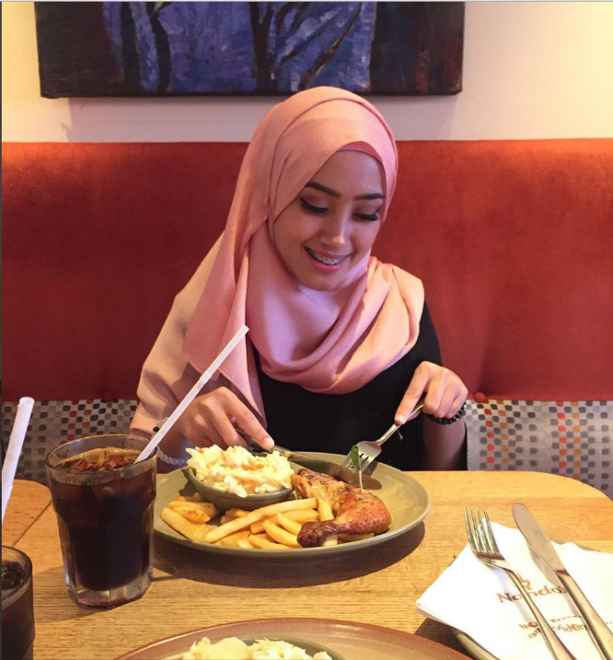 [FOTO] Siapa Gadis Viral Berusia 16 Tahun Yang Bergaya Mengalahkan