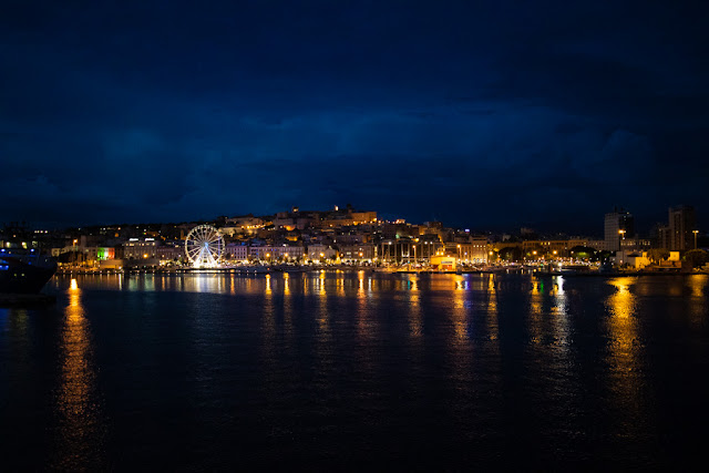 Cagliari di notte vista dal mare/porto