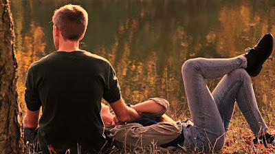 Love Shayari - चेहरे पर मुस्कान जरूरी है Love Shayari in Hindi
