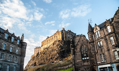 Vista del castillo de Edimburgo, en Escocia, entre dos edificios históricos.