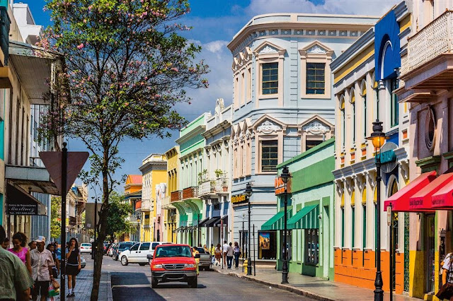 Rue de San Juan avec appartement architecture coloniale colorée. Capitale de Porto Rico à visiter dans les grandes Antilles , au nord des caraïbes