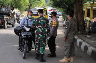Gugus Tugas Berikan Pelajaran Pelanggar PSBB Gugus Tugas Berikan Pelajaran Pelanggar PSBB