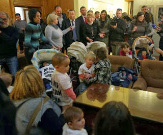 Десетина майки влязоха с децата си в парламента