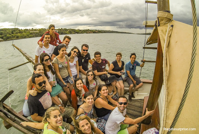 Blogueiros de viagem em passeio de escuna pelo Lago Paranoá