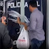 Após escândalo de assassinato, casal recebe sacolas com itens do Vitória Supermercados em delegacia de Manaus