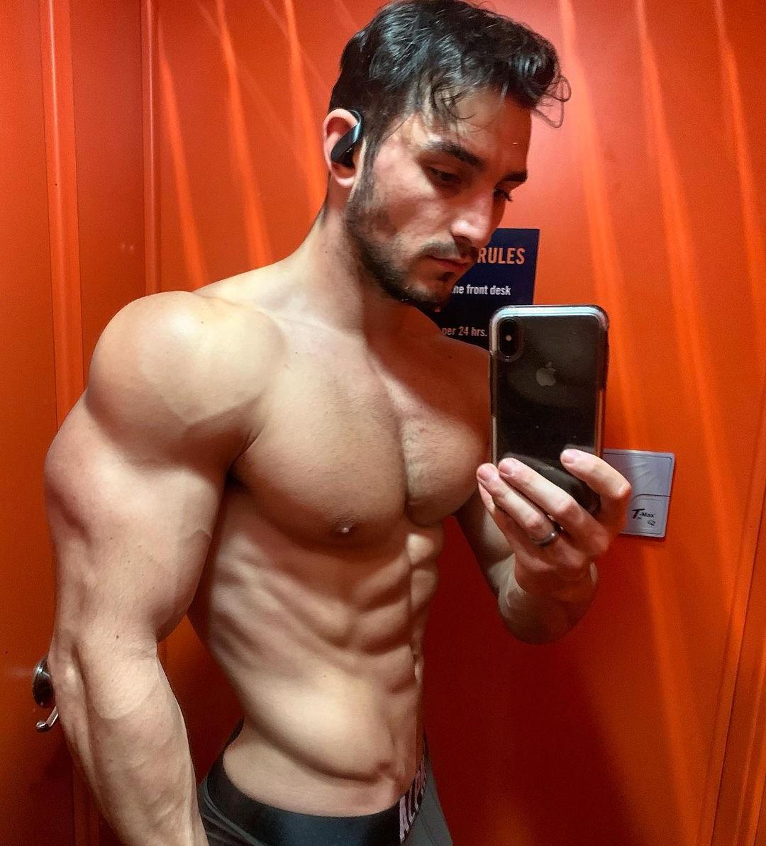 hot-straight-guys-ripped-sixpack-abs-justin-howells-shirtless-selfie