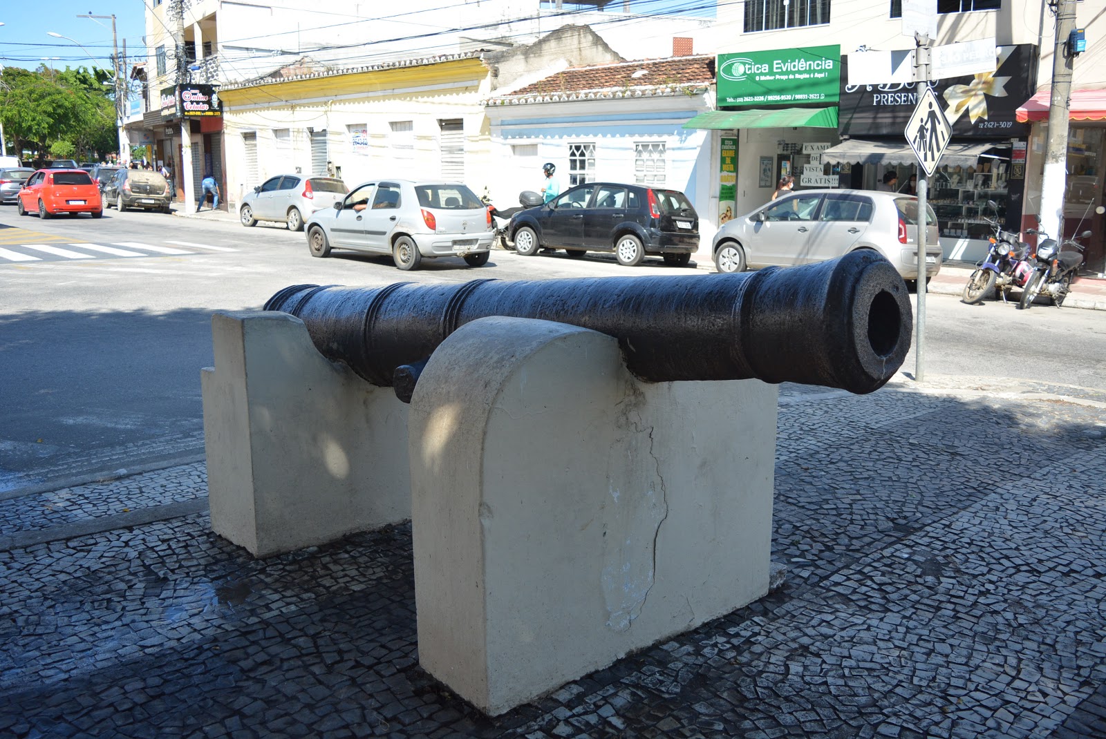 Canhão do Século XVI na Praça Dr. Plínio de Assis Tavares em São Pedro da Aldeia Dias de Viagem
