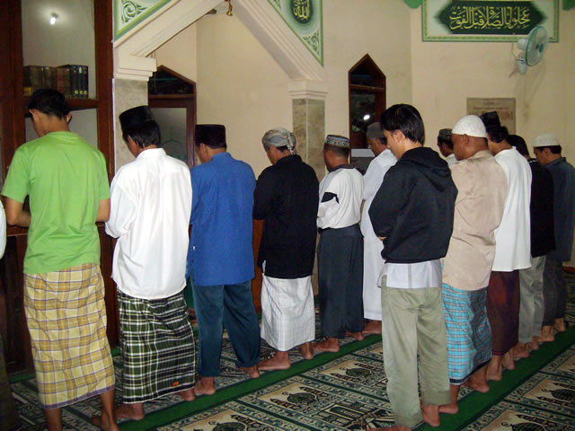 Shalat Berjamaah 40 Hari Menghindarkan Diri dari Kemunafikan?