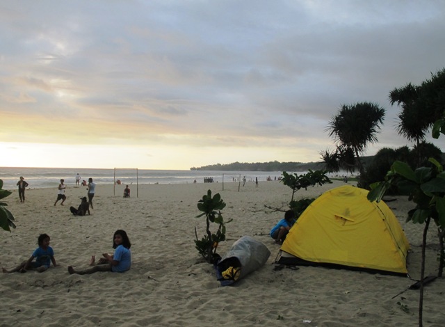 Camping With Kids: Gelar Tenda di Pantai Sawarna - Ajak Anak
