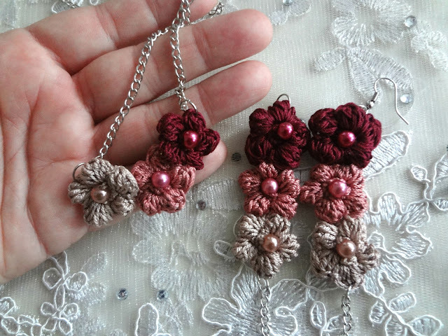 Puff Roses Necklace and Earrings - free pattern