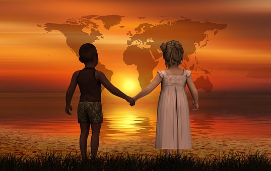 Alma definición filosófica: Imagen de almas gemelas. Dos niños cogidos de la mano en un lago en un atardecer rojo observando en el cielo un mapamundi difuso.