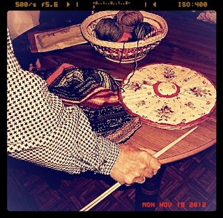 Manos de abuela con agujas y lana para hacer ganchillo