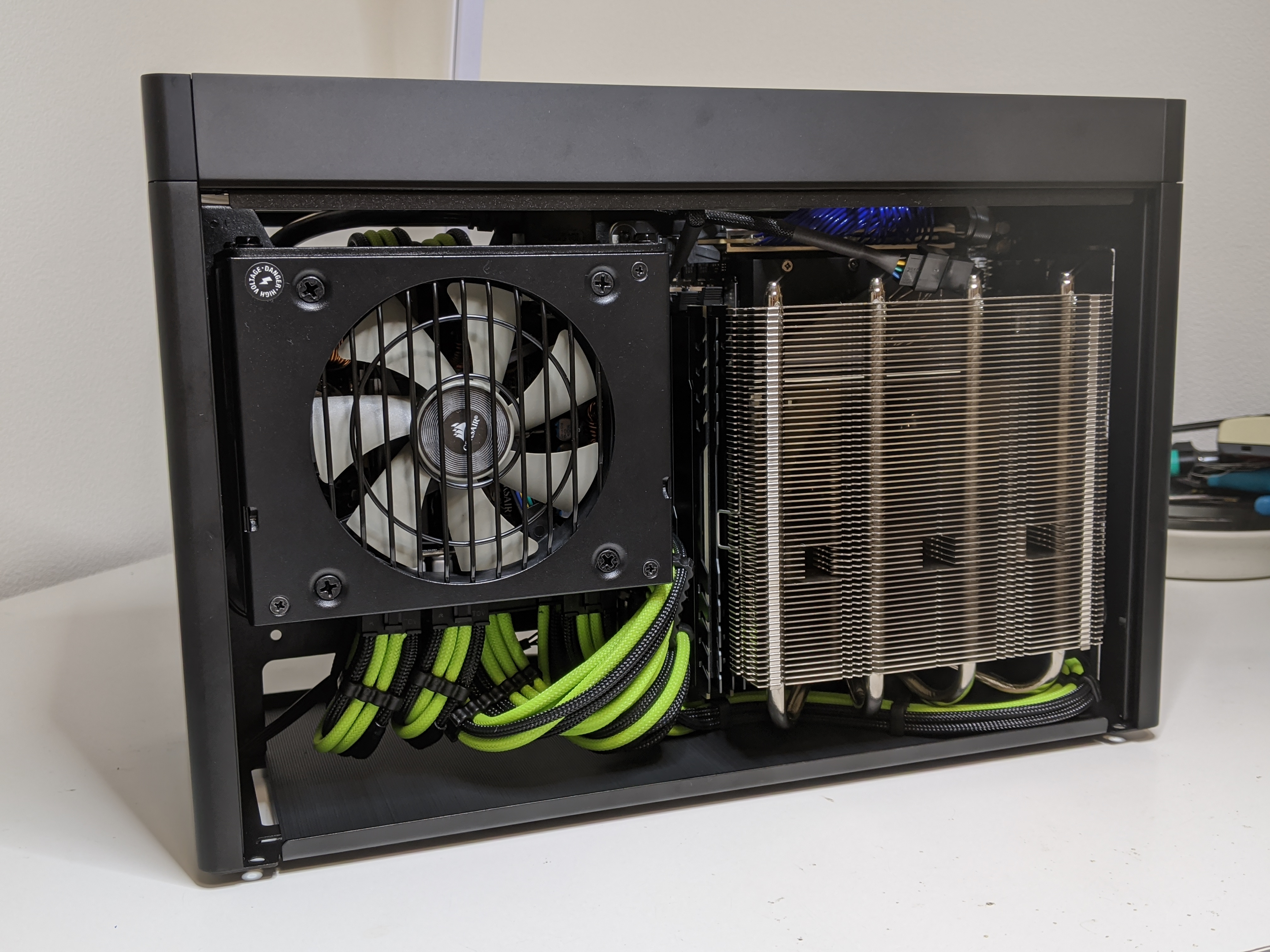 背筋トレーニング日記: LOUQE Ghost S1 Mk3ケースで小型Ryzen