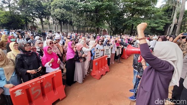 Emak-Emak Demo di Depan Kediaman Prabowo, Tolak Rekonsiliasi