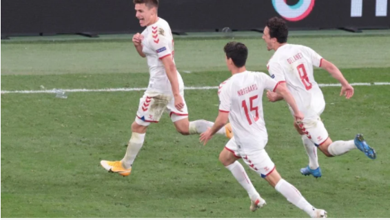 tien - Kỷ lục Euro 2021: Đan Mạch ghi danh đầu tiên Danmach
