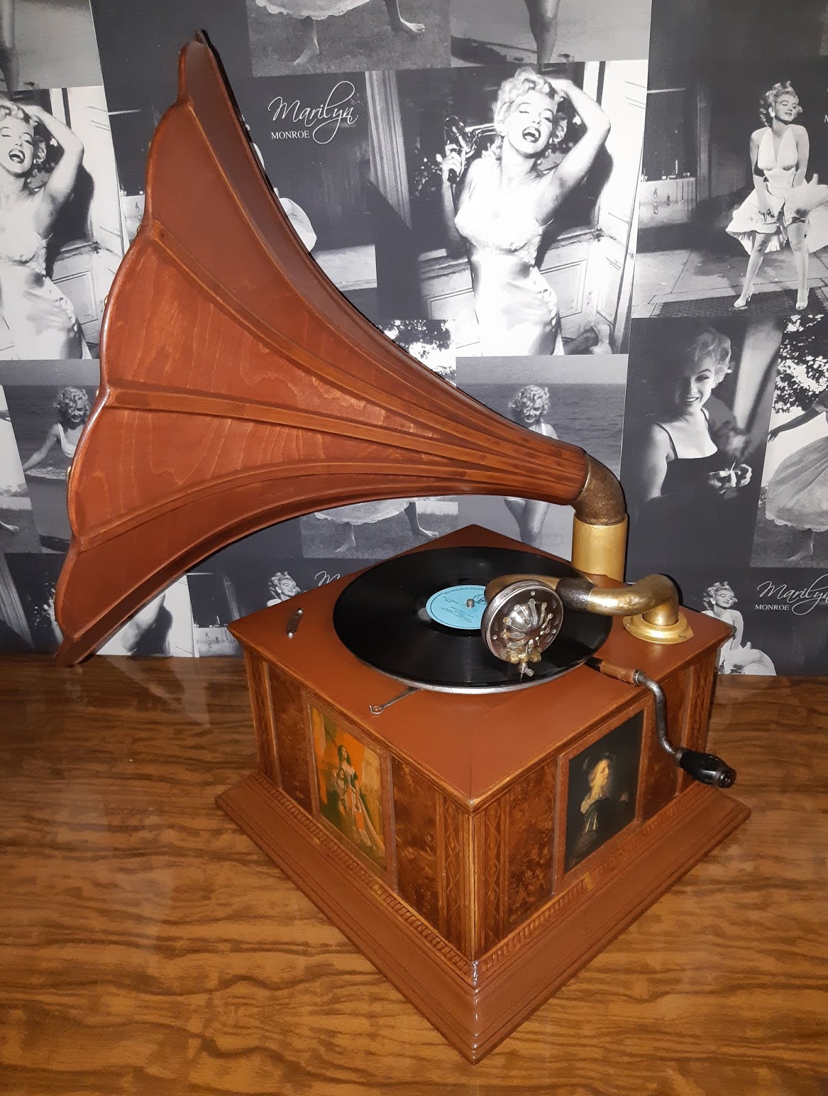 Авель граммофон. Граммофон СССР 1935. Граммофон с деревянной трубой. Граммофон из дерева. Старинный граммофон с деревянной трубой.