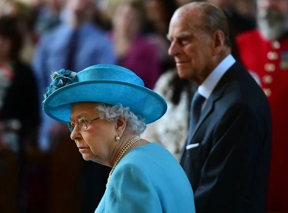 Queen Elizabeth and Prince Philip  visited Mayflower Primary School in Tower Hamlets, London. Style of Queen Eizabeth