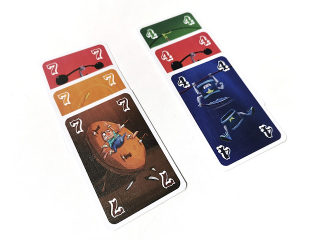 imprezowa gra karciana, na zdjęciu leżą dwie kolumny po trzy karty o wartościach siedem oraz cztery